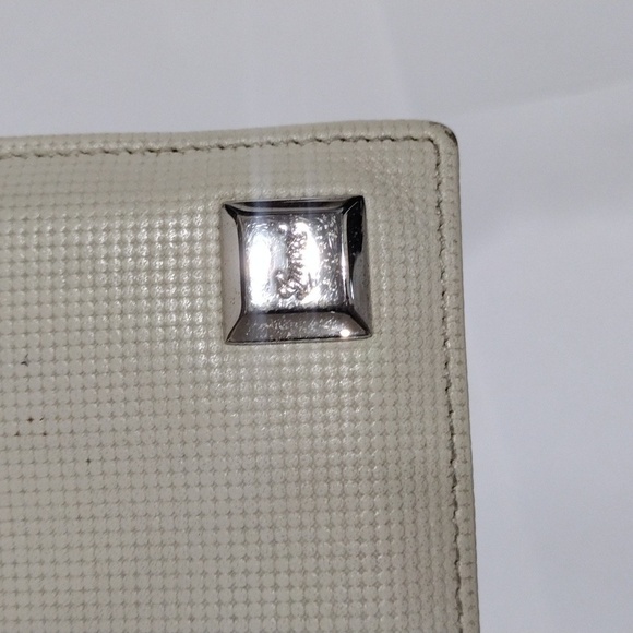 Gucci Beige Textured Leather Wallet w/  Silver Accent 4x3.75-inch, Box, Dust bag - Picture 16 of 17